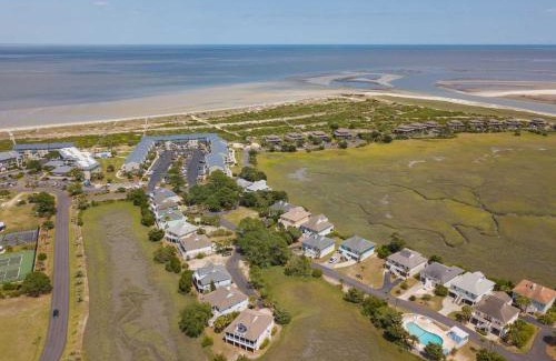 Oceanmarsh Subdivision House | New Listing! 4BR on Harbor Island