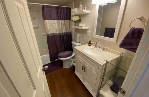 Mid-Hillside Apartment | - NEW LISTING - Adorable 1-bedroom suite in South Anchoragen