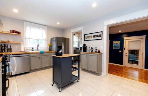 Woodbine House | NEW LISTING! Casa Azul: King Beds, Close 2 Broadway HOT Tub with Private Yard