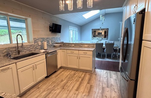 Hardy House | NEW LISTING: Spacious River Home Private Footage on South Fork Spring River