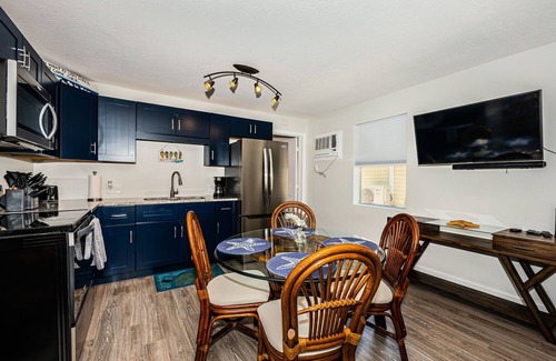 Sunset Beach Cottage | New Listing Sunset Tropical Beach Bungallow
