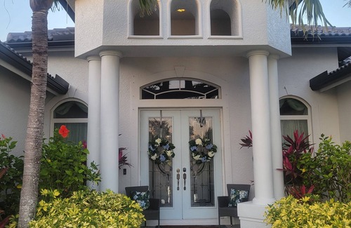 Fort Myers Villa | New Lowered Prices for Sept & Oct. Come to Paradise waterfront tropical pool!