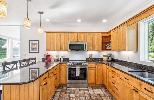 Quechee House | New! Luxurious Escape, Hot Tub - Quechee Meadows