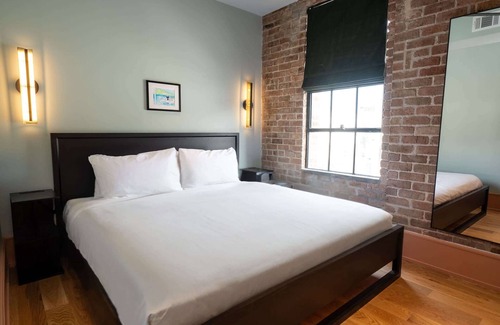 Faubourg Lafayette Hotel | New ! Luxury 4 Bedroom New Orleans Suite with Pool!