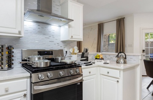 Flower Mound House | NEW Luxury Getaway: Two King Beds, Heated Pool and Grill