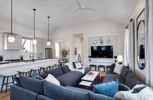 Faubourg Lafayette Hotel | New Luxury Home | Shared Pool