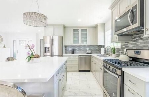 Los Angeles County House | New luxury house. Pool, spa, sauna. EV. Pets