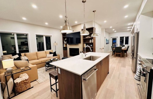 East Kootenay House | New Luxury, Ski in/out, Private Hot Tub, Sleeps 12