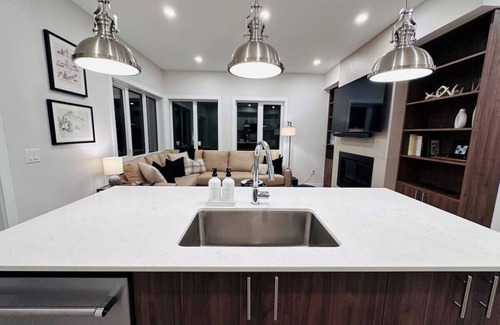 East Kootenay House | New Luxury, Ski in/out, Private Hot Tub, Sleeps 12