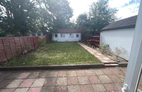 Coombe Vale House | New Malden - 4 Beds - Sleeps 8 - Garden - WiFi