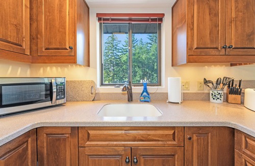 Bigfork Condo | NEW! Marina Cay Hideaway - Lakeview Home