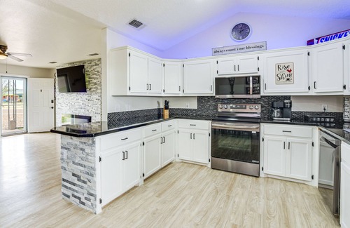 Tucumcari House | New Mexico Smart Home w/Private Yard & Grill