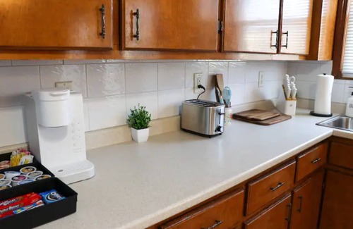 Rimmon Heights Apartment | NEW - Mins to Manchester/Concord - Private Porch - Walk to Downtown - Garage -
