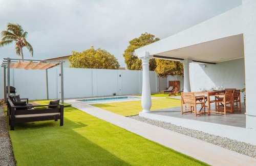 Wayaka House | New Modern 3br Private Pool, 6min Form The Beach