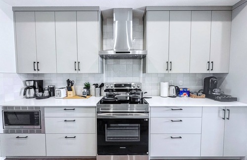 Keith House | New Modern 5BR|3.5BA|2 Living Rms|2Full Kitchen|Arcade Games|near Banff|Sleep10