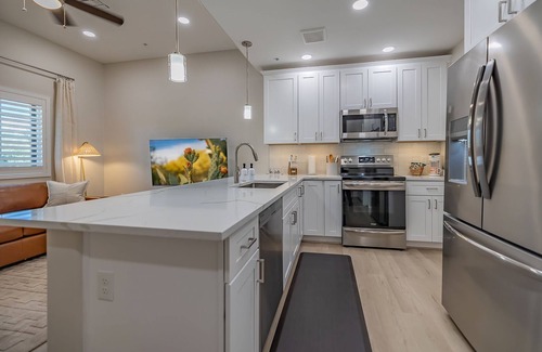 Tucson Condo | New Modern Condo, Hiking Trails/Pool and More: Walk to Restaurants & Shops