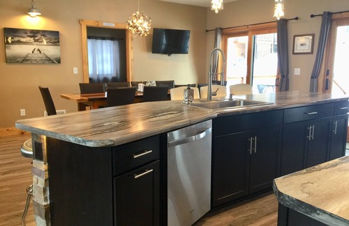 Rapid City House | New Modern Lodge! Central Black Hills, 4 bdrms/2 baths - 15 min. to Mt. Rushmore