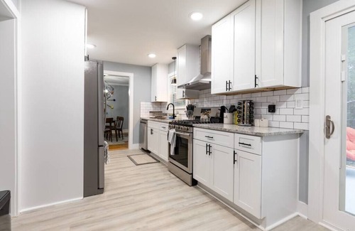 Decatur House | NEW! Modern Luxury w/Pool Table 3BR/5BD Sleeps 10