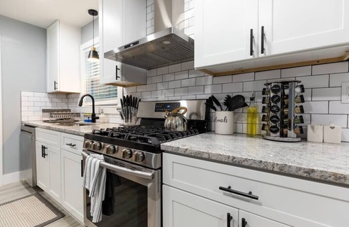 Decatur House | NEW! Modern Luxury w/Pool Table 3BR/5BD Sleeps 10