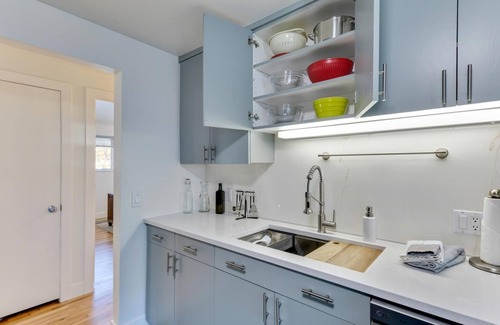 Murray House | NEW! Modern Mountain 5BR Getaway, 15-40 minutes from 7 ski resorts Sleeps 12