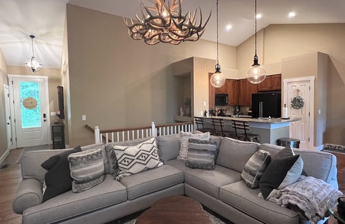 Bear Lake Reserve House | NEW! Movie Theater, Pool Table, Hot Tub and MORE in Bear Lake Reserve!