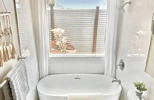 Twentynine Palms House | NEW! New Moon Cactus Villa @ Joshua Tree - HotTub, FirePit, Pool, Outdoor Shower