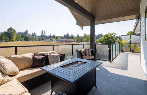 Langley House | **NEW** Open & Bright Home in Langley With Parking for Truck & Trailer