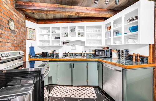 Milton House | New Owners & Upgrades-HotTub! Bar! Outdoor Shower!
