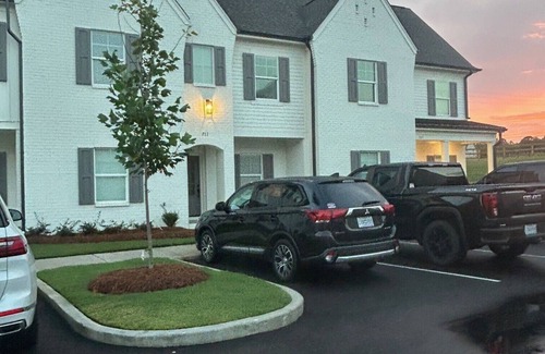 Oxford House | New Oxford Townhome Minutes from Campus and The Square!