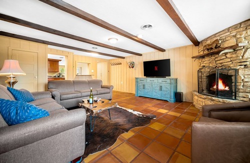 Johnson City House | NEW Pool, Deck, Fire Pit, Views, Walk to Wineries, Sleeps 18!