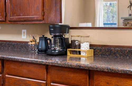 Johnson City House | NEW Pool, Deck, Fire Pit, Views, Walk to Wineries, Sleeps 18!