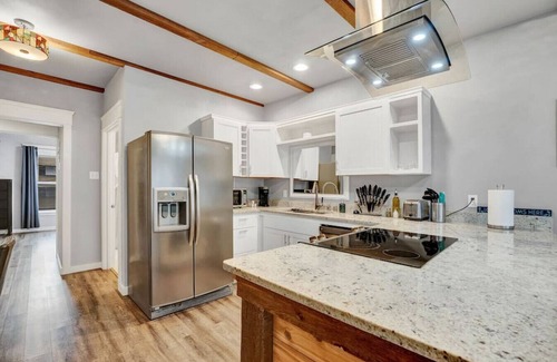 New Tacoma Apartment | New! Prime DT Modern - Extended stay Equipped!