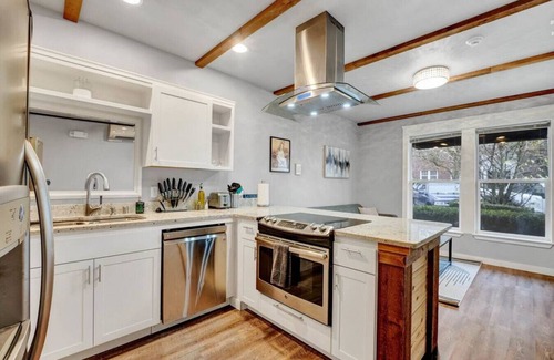 New Tacoma Apartment | New! Prime DT Modern - Extended stay Equipped!