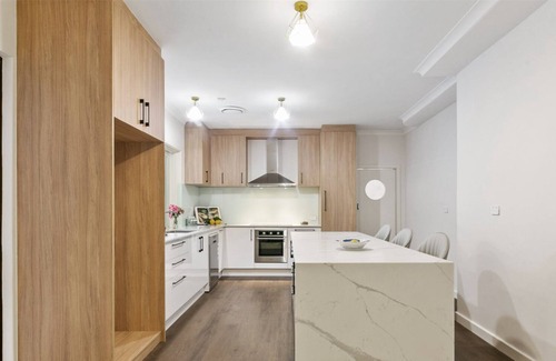 Dalkeith House | New Renovated resort house with simming pool, Park views.