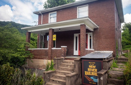Bellepoint House | New River Railhouse: Historic 3 bed on the New River Gorge - New for July 2025