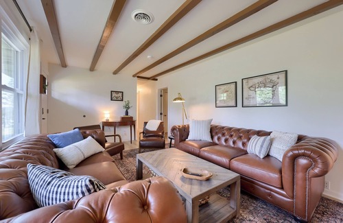 Ronks House | New! Sleeps 16! Across from Sight&Sound! Location!