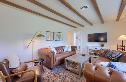 Ronks House | New! Sleeps 16! Across from Sight&Sound! Location!