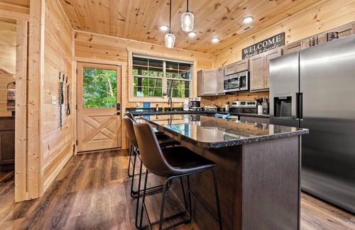 Sevierville Cabin | New Smoky Mtn Cabin for Fall:Theater/Karaoke/Game Room,Majestic Views,Decks