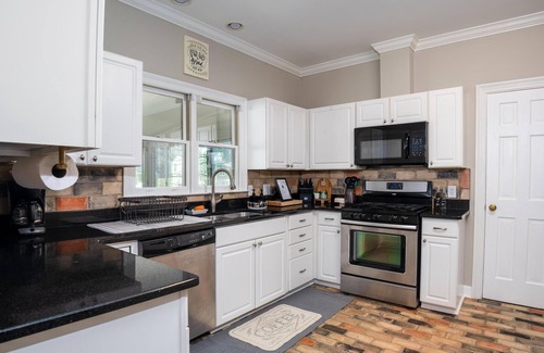 Macon House | NEW! Spacious & kid friendly - great for the whole fam! Close to everything!