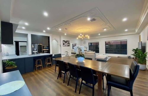 Unley House | New & Spacious Luxury Mansion with 5 Bedrooms & 4 Bathrooms in Unley