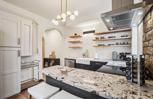 Weinland Park House | NEW spacious unit in the OSU Campus District,Walk to Expo Cntr, 6 Beds-Sleeps 10