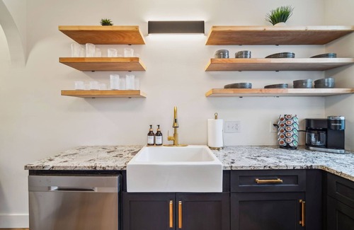 Weinland Park House | NEW spacious unit in the OSU Campus District,Walk to Expo Cntr, 6 Beds-Sleeps 10