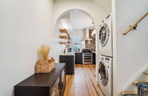 Weinland Park House | NEW spacious unit in the OSU Campus District,Walk to Expo Cntr, 6 Beds-Sleeps 10