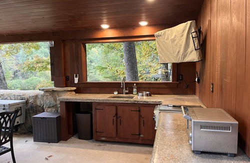 Floyd House | New! Stone Haven Cottage by Buffalo Mountain Getaway