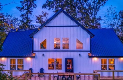 Lindseyville House | "New! Stunning Nolin Lake Luxury Cabin! Hot Tub, Game Room, Fire Pit & More!"