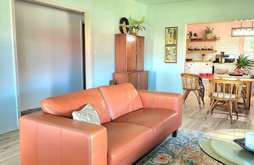 Hilo House | NEW! Sunrise House - Walk to Bayfront shops and dining. Vintage Hawaiian charm!