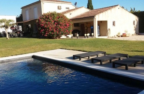 Noves House | New villa with pool near St Remy