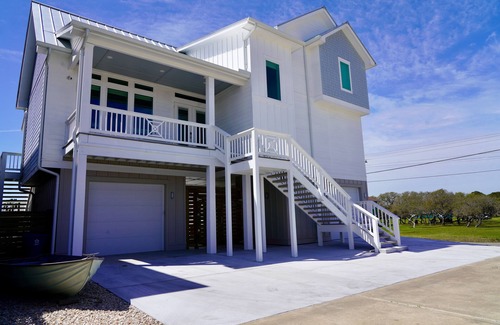 Port O Connor House | NEW Waterfront Luxury House, Boat Lift, Fishing Dock, Swimming Pool, Great Views