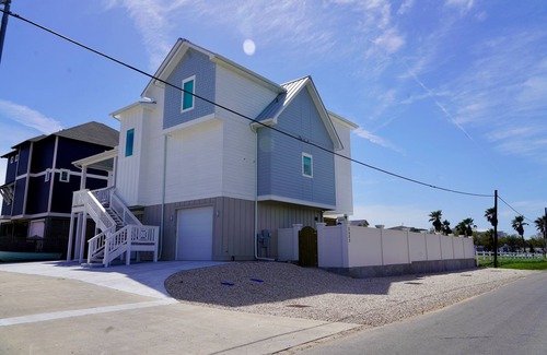 Port O Connor House | NEW Waterfront Luxury House, Boat Lift, Fishing Dock, Swimming Pool, Great Views