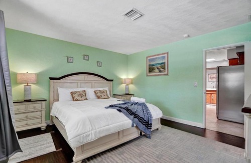 Garden Isles Villa | NEW Waterfront Oasis - Pool – Jacuzzi - 10 Min to Beach!